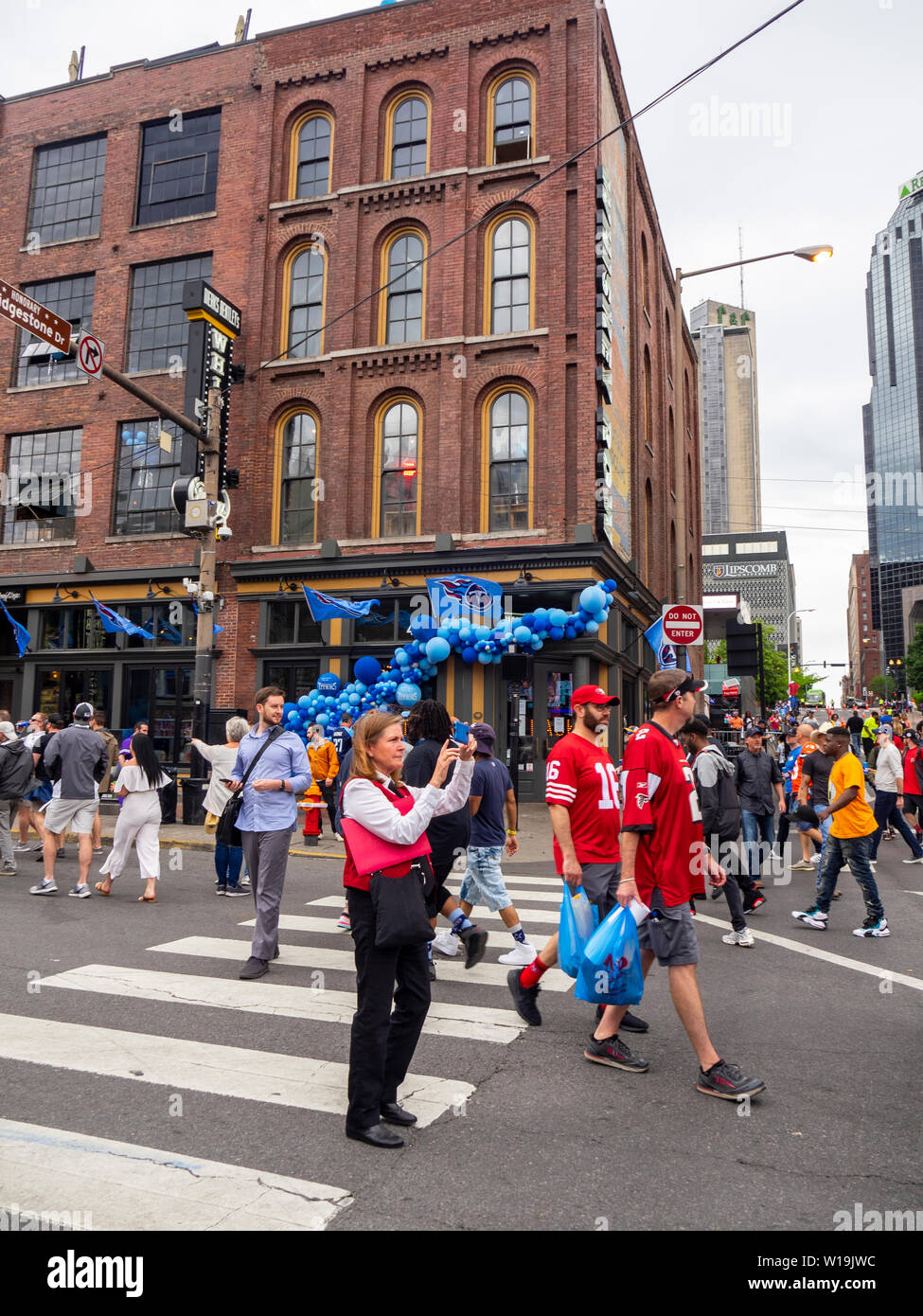 Straßensperre am Broadway als Fußballfans füllen Sie die Straße an der NFL Draft 2019, Nashville, Tennessee, USA. Stockfoto