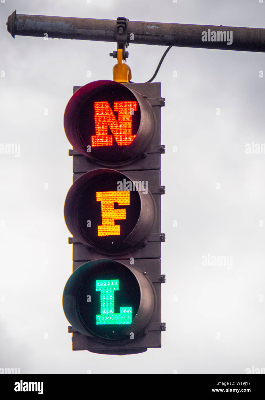 Ampel mit NFL Buchstaben auf dem Broadway während NFL Draft 2019, Nashville, Tennessee, USA geändert. Stockfoto