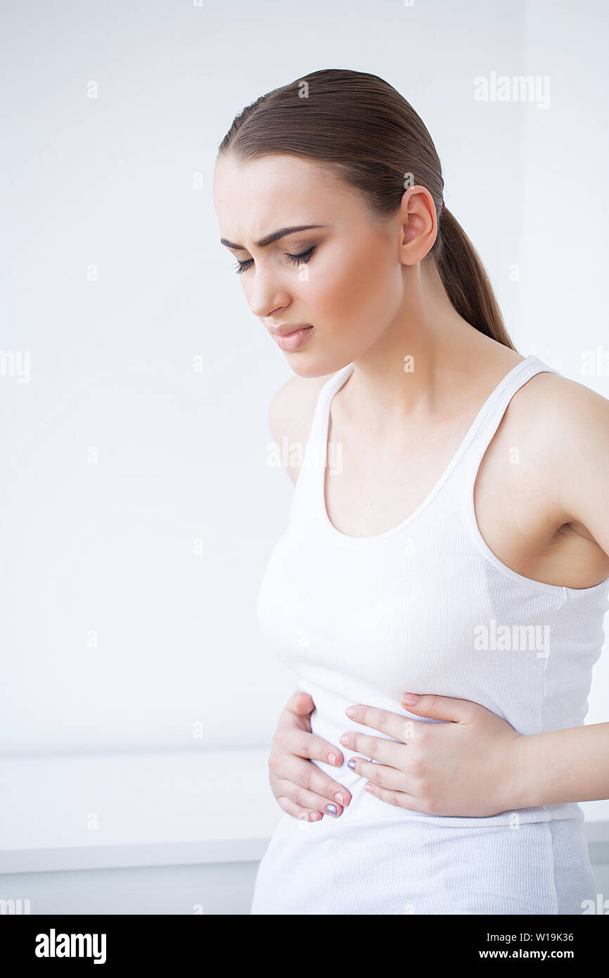 Schmerzen Magen. Frau, schmerzliche stomachache, Frauen leiden unter Bauchschmerzen Stockfoto
