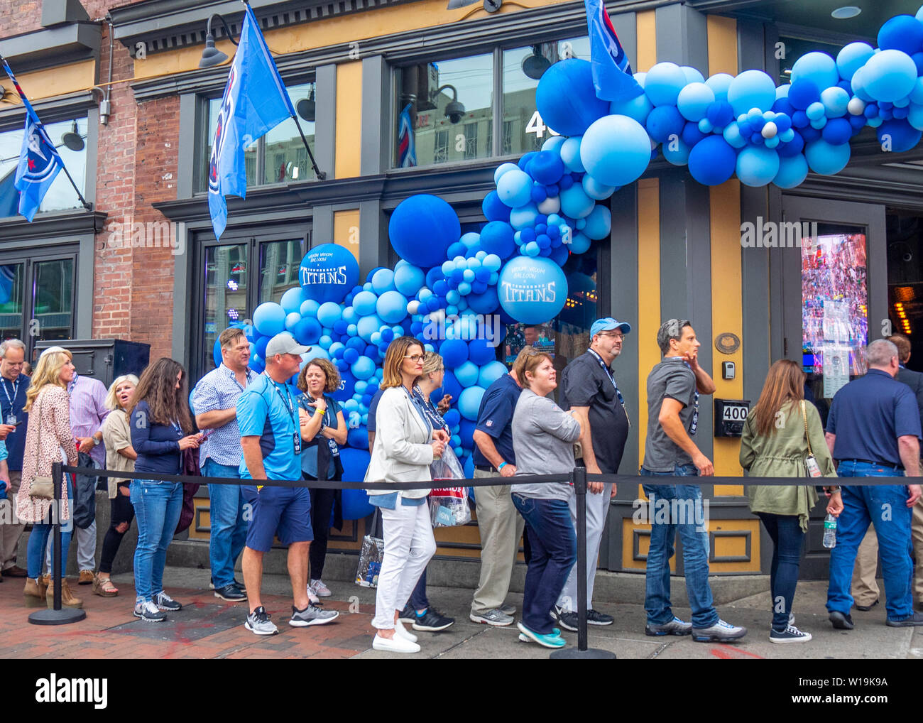 Fußball-Fans queuing Dierks Bentleys Whiskey Row Restaurant mit blauen Ballons während NFL Draft 2019, Nashville, Tennessee, USA geschmückt. Stockfoto
