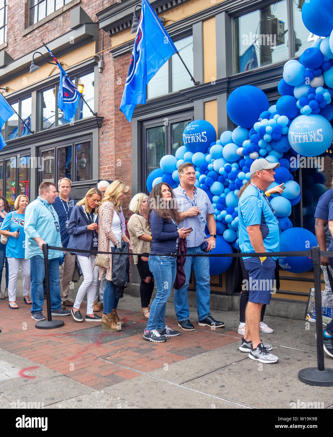 Fußball-Fans queuing Dierks Bentleys Whiskey Row Restaurant mit blauen Ballons während NFL Draft 2019, Nashville, Tennessee, USA geschmückt. Stockfoto