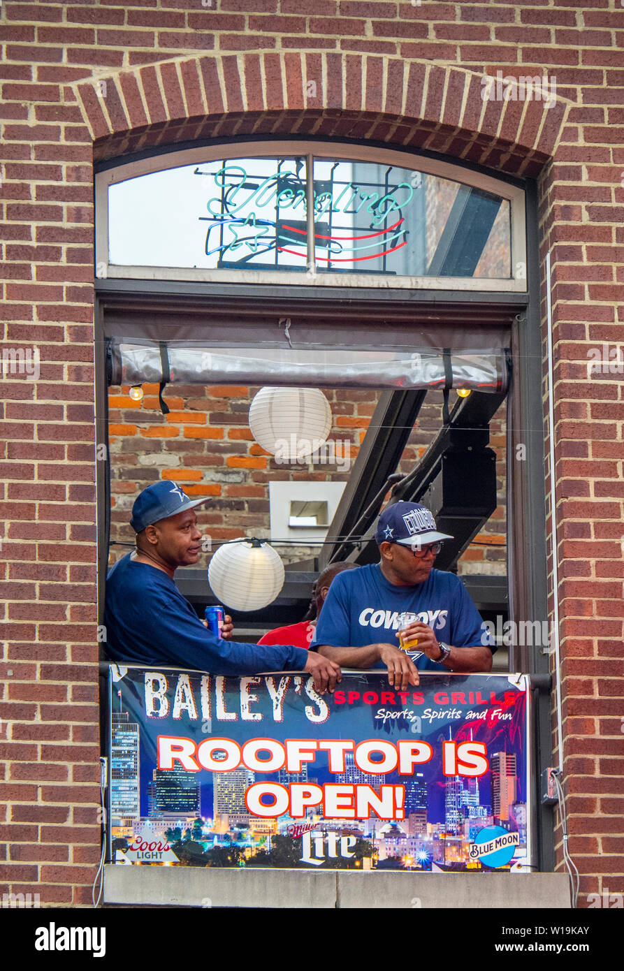 Zwei afrikanische amerikanische Männer an Bailey's Bar auf der Dachterrasse während NFL Draft 2019, Nashville, Tennessee, USA. Stockfoto