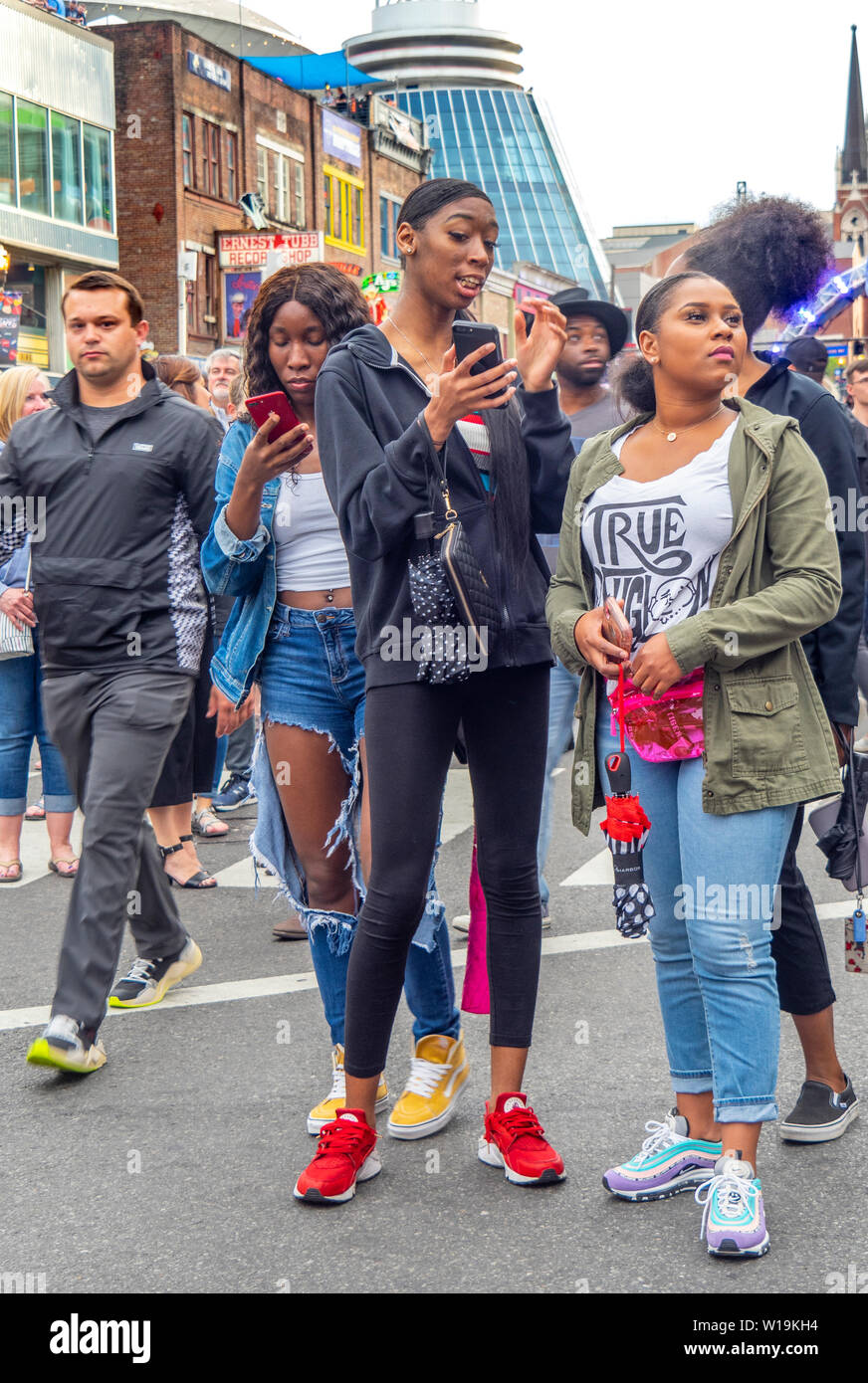 Straßensperre am Broadway als Fußballfans füllen Sie die Straße an der NFL Draft 2019, Nashville, Tennessee, USA. Stockfoto