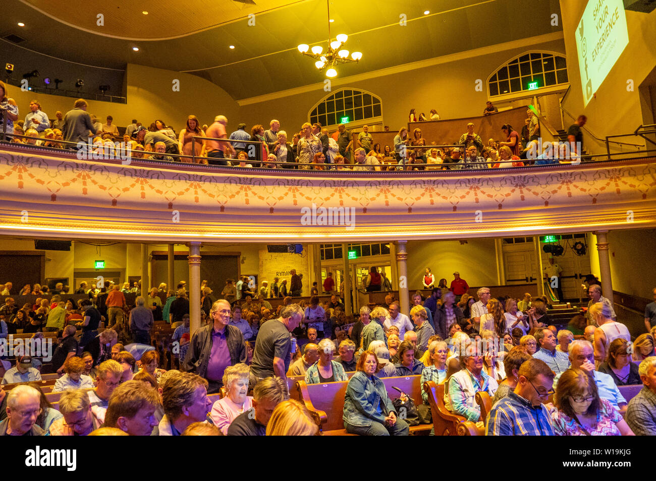 Publikum während der Pause in der Grand Ole Opry im Ryman Auditorium, Nashville, Tennessee, USA. Stockfoto