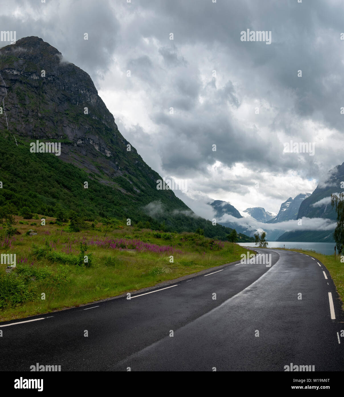 Valley Road über Olden, Norwegen Stockfoto