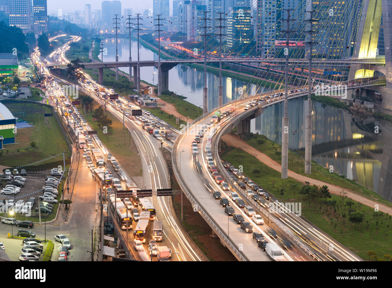 Verkehr auf die Avenida Marginal Pinheiros in Sao Paulo, Brasilien Stockfoto
