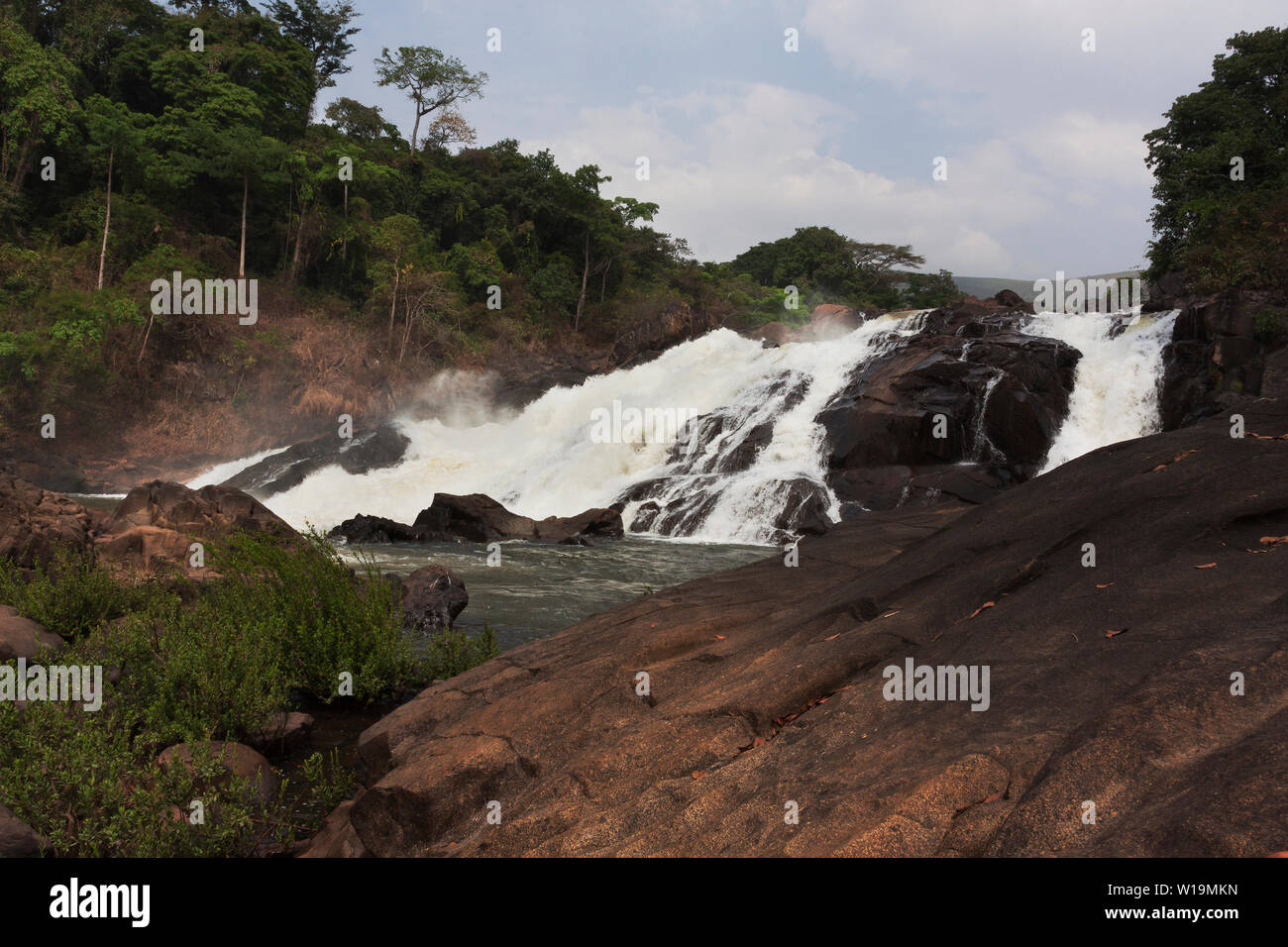 Bumbuna Falls auf Stromschnellen des Flusses Rokel in Busch inmitten üppiger Vegetation von Regenwald in der Nähe des Dorfes Bumbuna, Sierra Leone Stockfoto