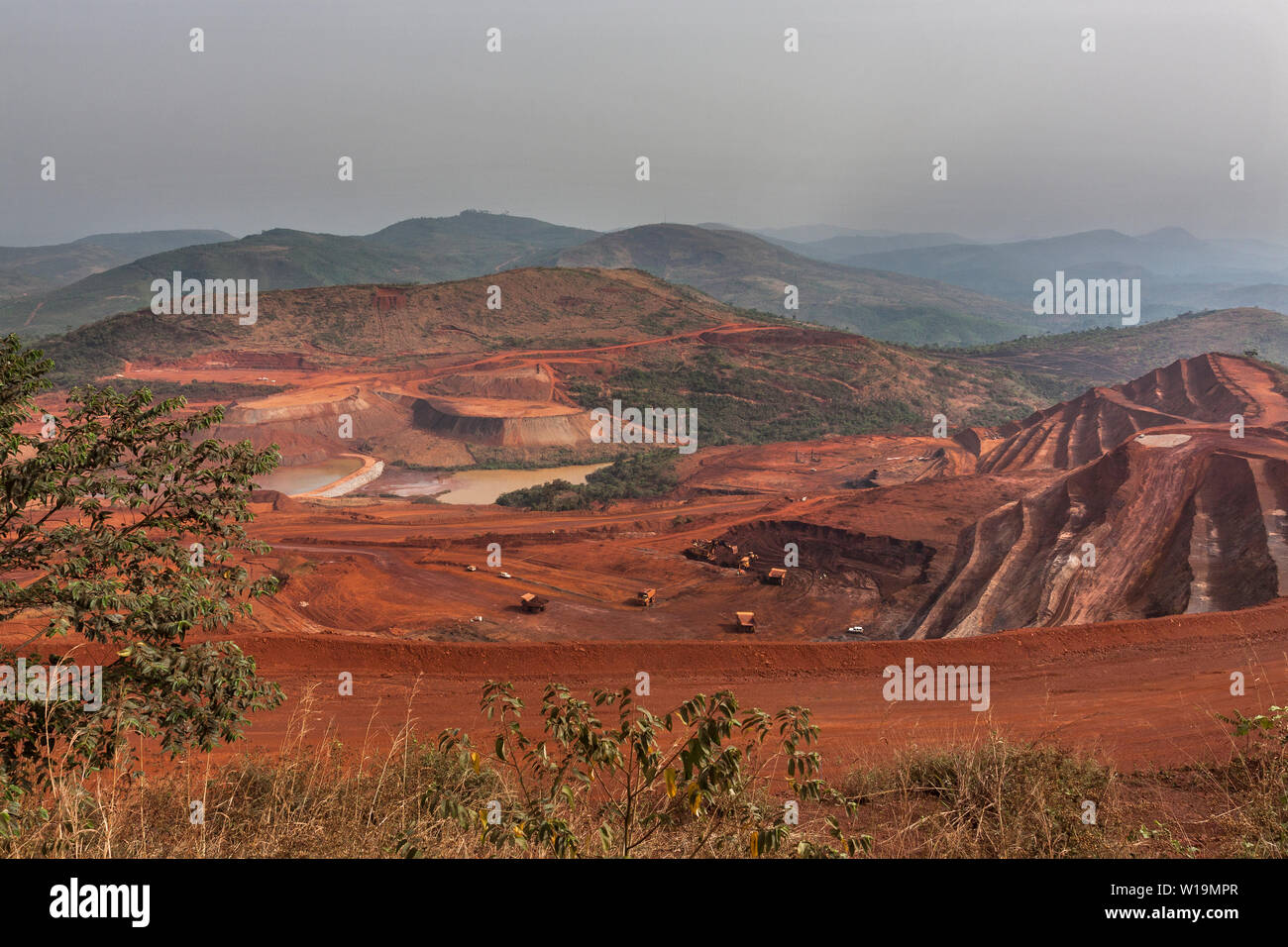 Bergbaubetrieb für den Transport und die Verwaltung von Eisenerz. Auf Gruben mit unten abbauenden Minen und Bohrlöchern für die nächste Explosion oben. Schneider Teiche Mitte links. Stockfoto