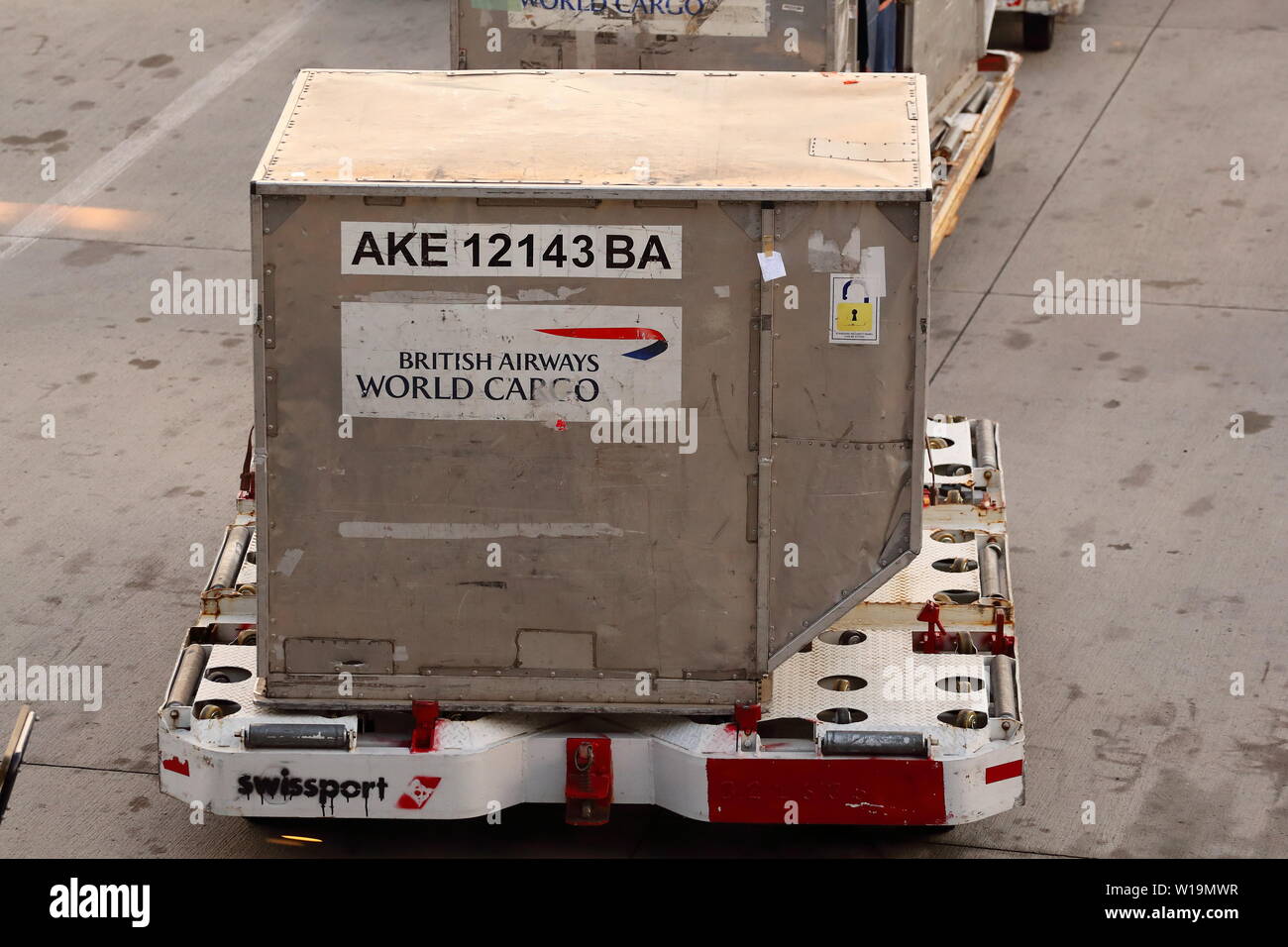 British Airways World Cargo AKE konturierte Behälter auf eine Ebene in Las Vegas, Nevada, USA geladen werden Stockfoto