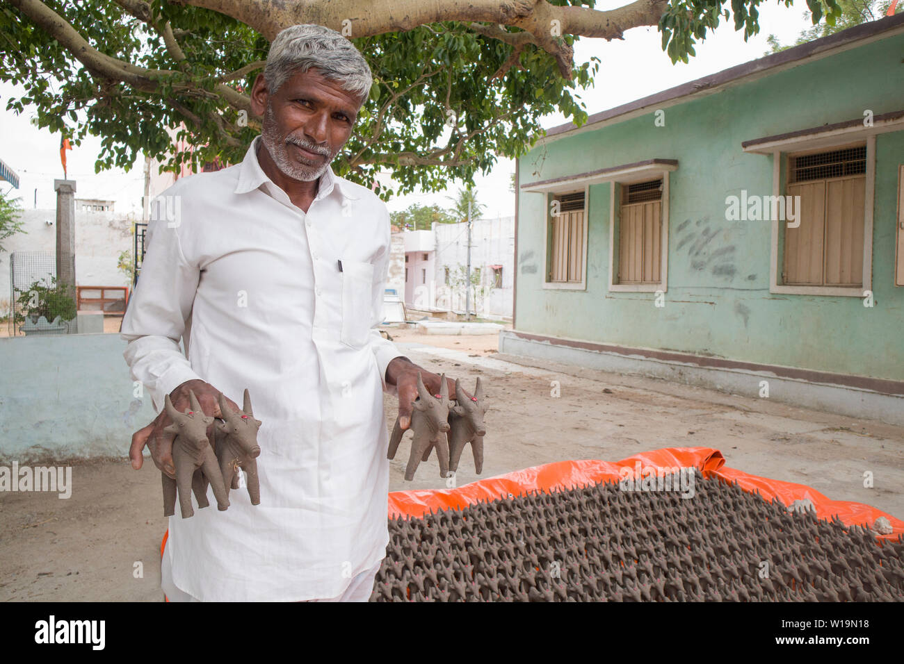 Maski, Indien Juli, 01, 2019: Alte Mann verkauf Farren mit Schlamm Ton gemacht, während des Festivals an den Start der Monsun im nördlichen Karnataka gemacht Stockfoto