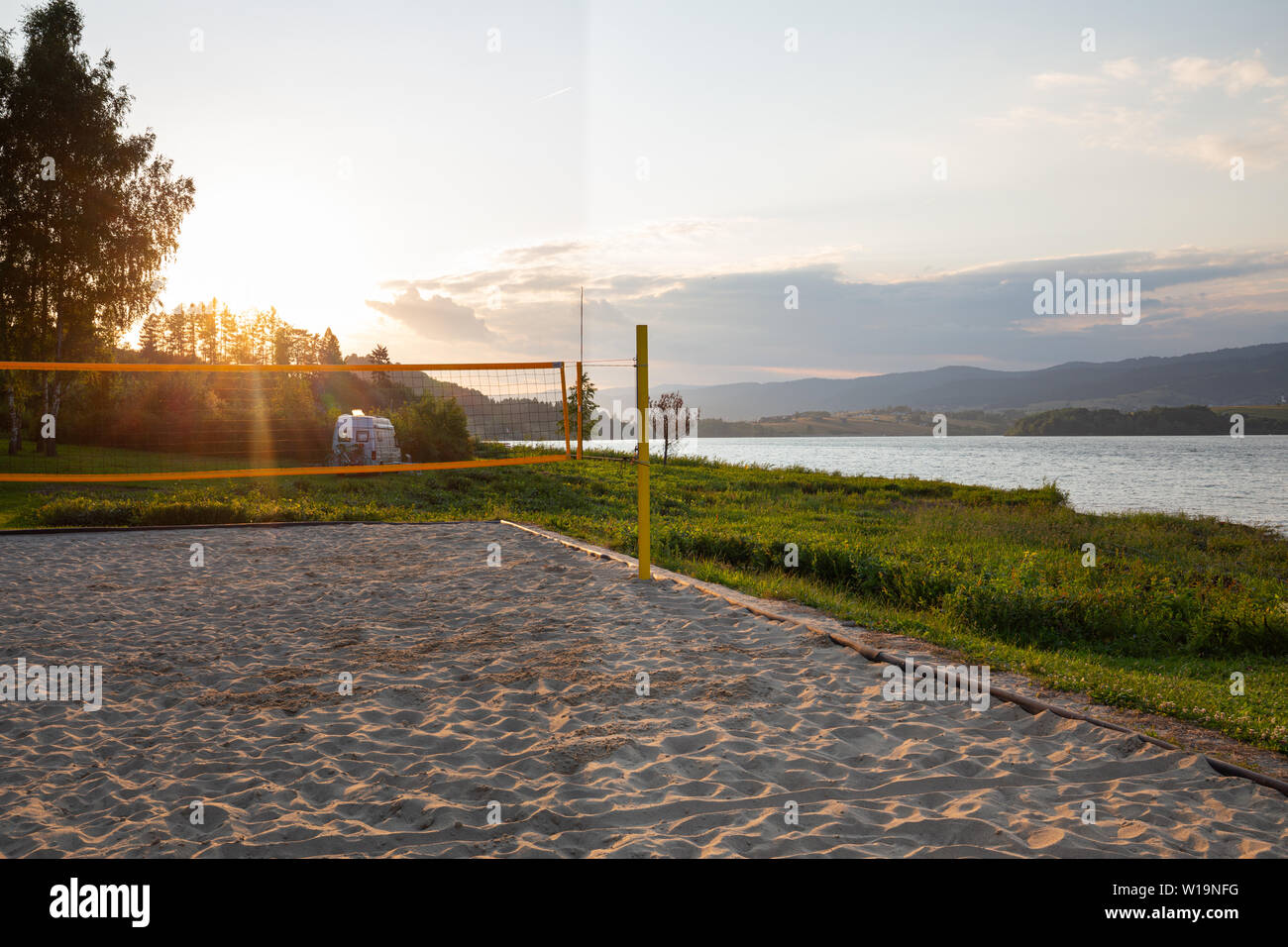Volleyball am See in der untergehenden Sonne Stockfoto
