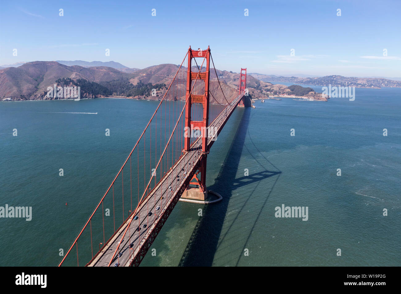 Luftaufnahme von der Golden Gate Bridge und die Bucht von San Francisco an der malerischen Küste von Kalifornien. Stockfoto