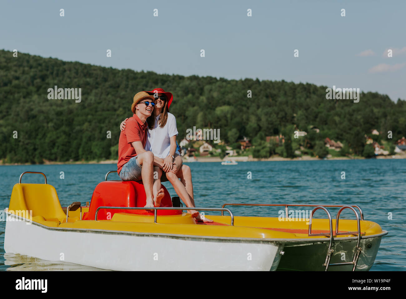 Schuß von glücklichen Paare sitzen auf Tretboot. Junger Mann und Frau in der Liebe genießen Sie Bootsfahrten auf dem See. Stockfoto