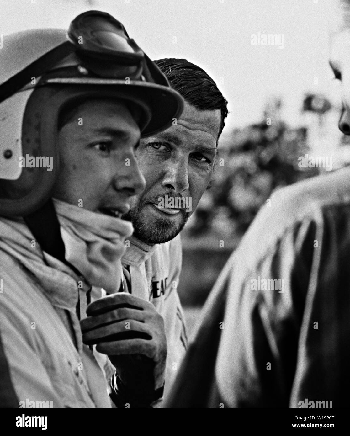 Fahrer Pedro Rodriques mit Teamchef Jo Bonnier Stockfoto