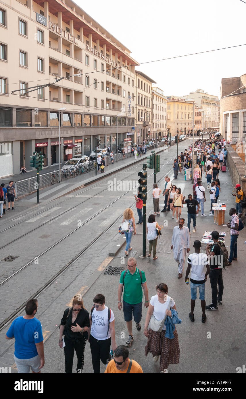 Die Leute auf dem Bürgersteig, in der Nähe der Straßenbahn, im Großraum von den Bahnhof von Florenz, Italien. Stockfoto