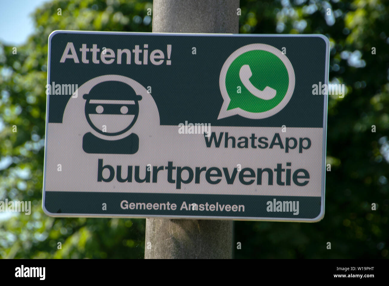 Reklametafeln Whatsapp Nachbarschaft Anti Kriminalprävention Gruppe in Amstelveen Niederlande 2019 Stockfoto