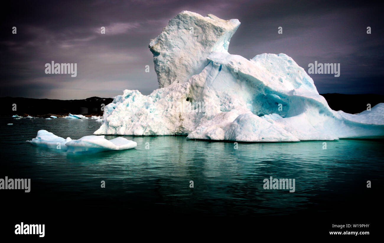Schmelzendes Eis aus schnellste Gletscher der Welt, der jakobshavn Gletscher in der Nähe von Ilulissat auf Grönland. Die globale Erwärmung accellerated das Schmelzen und das Kalben der Eisberge. Stockfoto