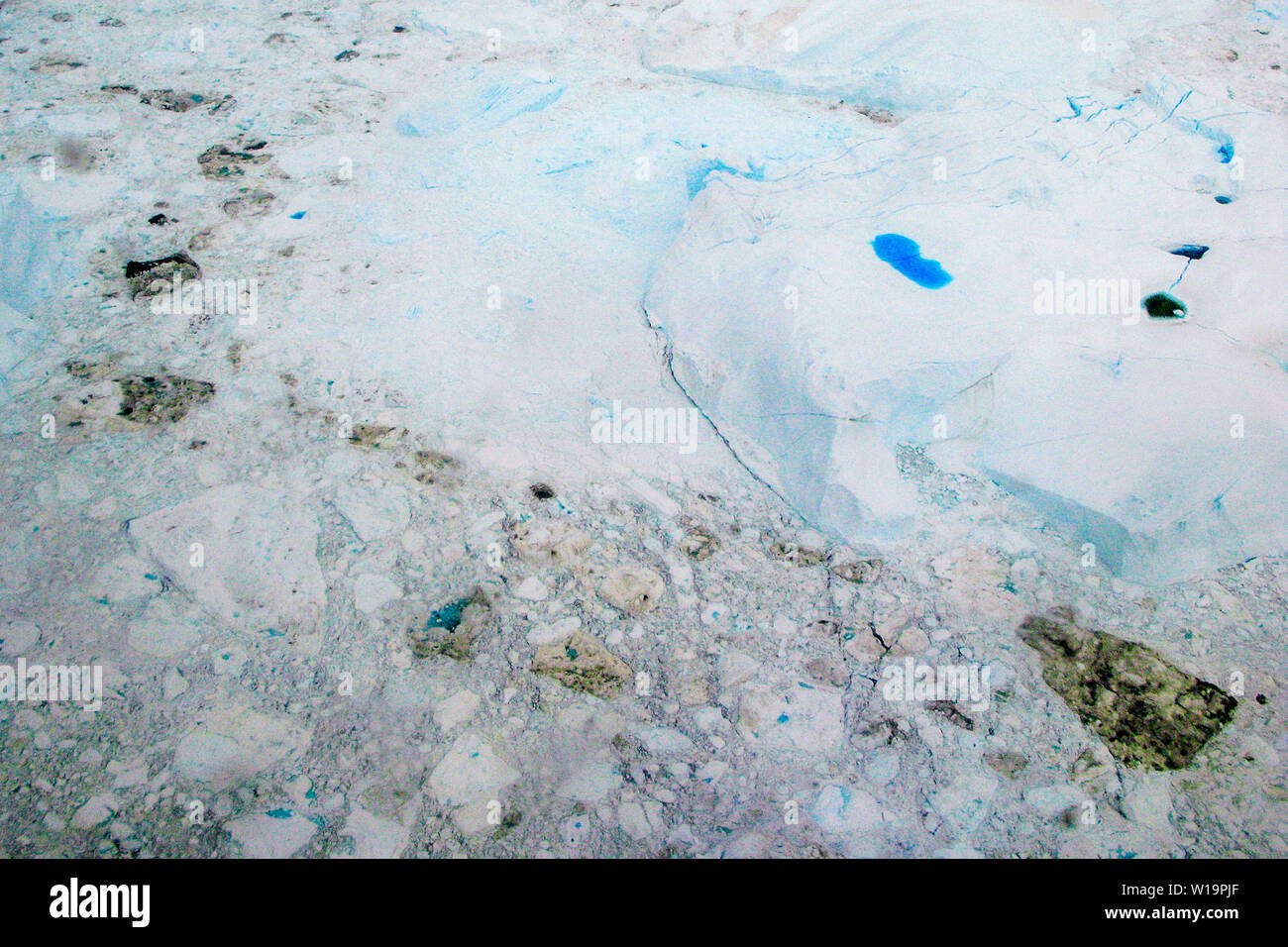 Meereis in der Diskobucht. Die National Geographic Society veröffentlicht am 3. August 2015 eine neue Karte, einen radikalen Verlust des Eises in der Arktis. Überzeugen Sie sich selbst bei Http://news.nationalgeographic.com/2015/08/150803-arctic-ice-obama-climate-nation-science/. Nach Ansicht der Forscher an der Dänischen meterologischen Institut fast 10 Kubikkilometer Eis schmilzt jeden Tag von dem Grönländischen Eisschild, Süßwasser-Dumping in den Ozean. Die Eisdecke spielt eine wichtige Rolle bei der Abkühlung des Planeten, da 90 Prozent der Sonnenlicht zurück in die Atmosphäre reflektiert. Die Grönländische ich zu verlieren. Stockfoto