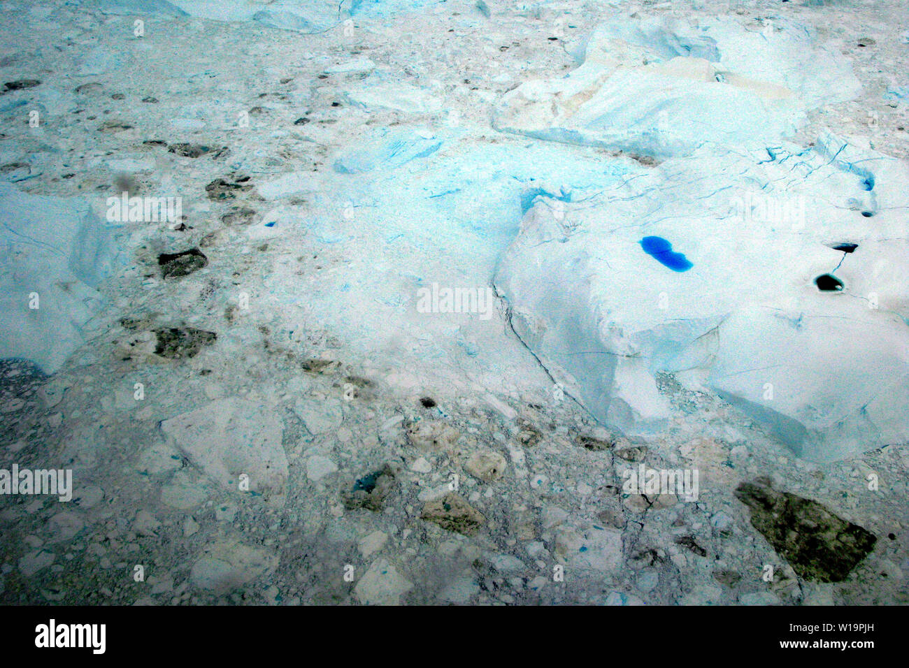 Meereis in der Diskobucht. Die National Geographic Society veröffentlicht am 3. August 2015 eine neue Karte, einen radikalen Verlust des Eises in der Arktis. Überzeugen Sie sich selbst bei Http://news.nationalgeographic.com/2015/08/150803-arctic-ice-obama-climate-nation-science/. Nach Ansicht der Forscher an der Dänischen meterologischen Institut fast 10 Kubikkilometer Eis schmilzt jeden Tag von dem Grönländischen Eisschild, Süßwasser-Dumping in den Ozean. Die Eisdecke spielt eine wichtige Rolle bei der Abkühlung des Planeten, da 90 Prozent der Sonnenlicht zurück in die Atmosphäre reflektiert. Die Grönländische ich zu verlieren. Stockfoto