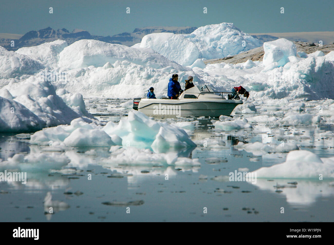 Die Gletscher in Grönland schmelzen. Fischereifahrzeugs Rangieren im Zickzack zwischen den Eisbergen aus der Sermeq Kujalleq Gletscher, alias die Ilulissat Gletscher. Stockfoto