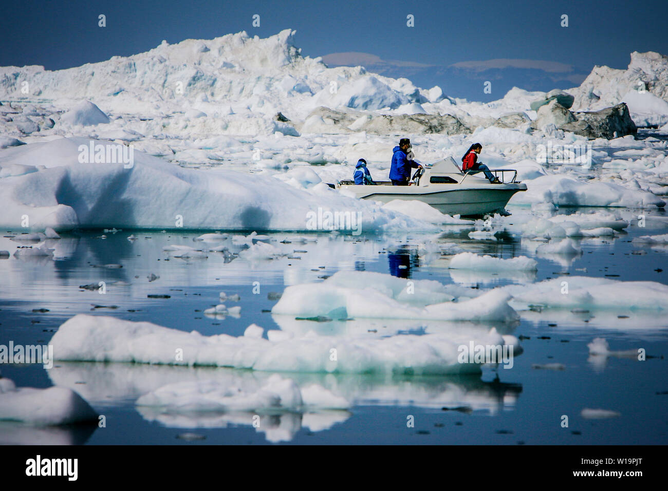 Die Gletscher in Grönland schmelzen. Fischereifahrzeugs Rangieren im Zickzack zwischen den Eisbergen aus der Sermeq Kujalleq Gletscher, alias die Ilulissat Gletscher. Stockfoto