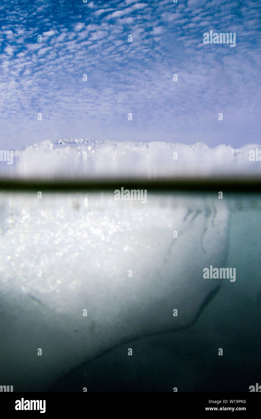 Schmelzendes Eis aus schnellste Gletscher der Welt, der jakobshavn Gletscher in der Nähe von Ilulissat auf Grönland. Die globale Erwärmung accellerated das Schmelzen und das Kalben der Eisberge. Stockfoto