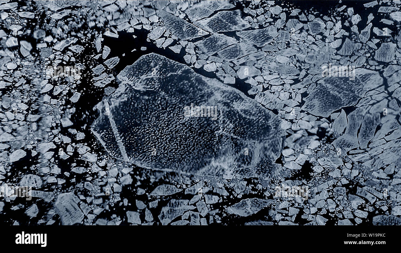Meereis in der Diskobucht. Die National Geographic Society veröffentlicht am 3. August 2015 eine neue Karte, einen radikalen Verlust des Eises in der Arktis. Überzeugen Sie sich selbst bei Http://news.nationalgeographic.com/2015/08/150803-arctic-ice-obama-climate-nation-science/. Nach Ansicht der Forscher an der Dänischen meterologischen Institut fast 10 Kubikkilometer Eis schmilzt jeden Tag von dem Grönländischen Eisschild, Süßwasser-Dumping in den Ozean. Die Eisdecke spielt eine wichtige Rolle bei der Abkühlung des Planeten, da 90 Prozent der Sonnenlicht zurück in die Atmosphäre reflektiert. Die Grönländische ich zu verlieren. Stockfoto