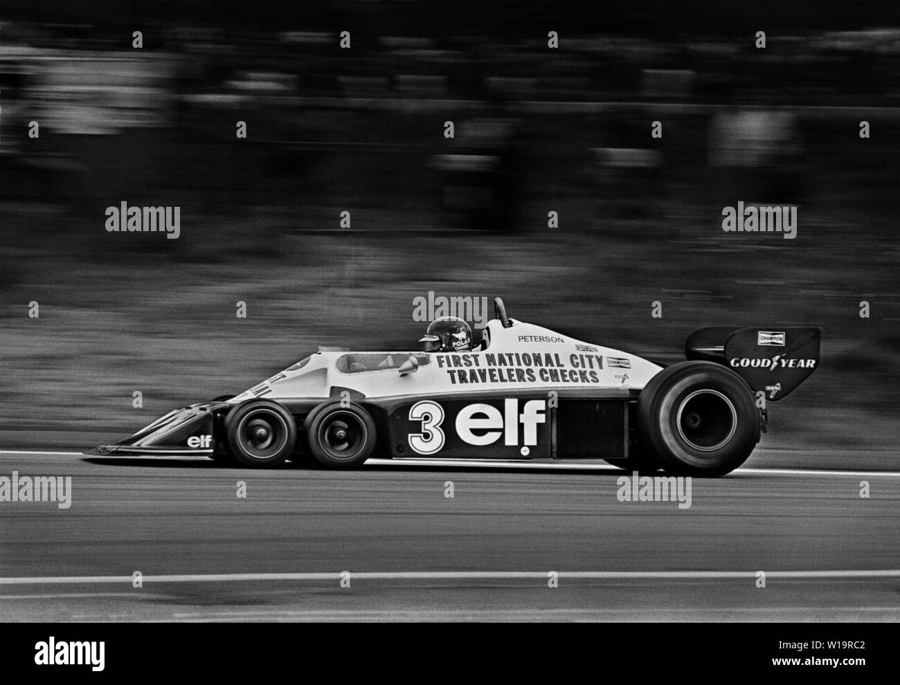 Ronnie Peterson in voller Geschwindigkeit in seinem Formel-1-Auto Stockfoto