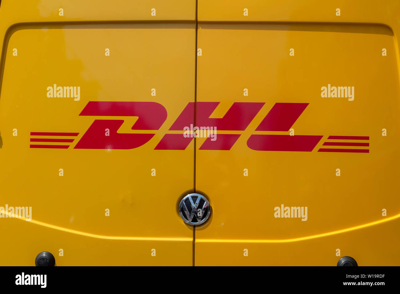 DHL Unternehmen Van auf der Rückseite in Amsterdam Die Niederlande 2019 Stockfoto
