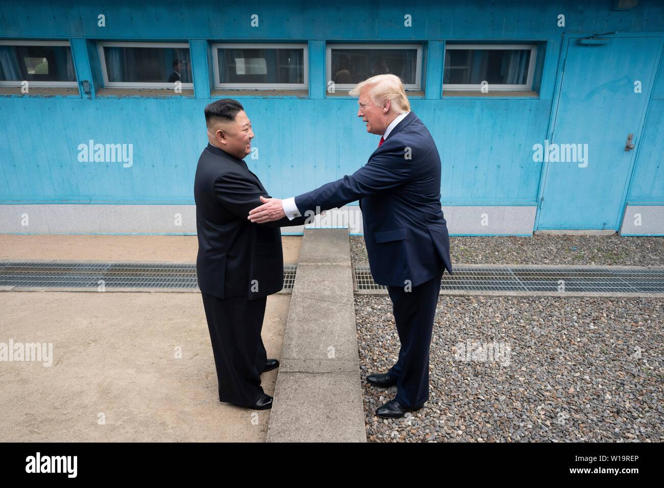 Panmunjom, Südkorea. . 30. Juni, 2019. Us-Präsident Donald Trump und nordkoreanischen Führer Kim Jong Un schütteln sich die Hände, als sie an der Grenze in der demilitarisierten Zone Juni 30, 2019 in Panmunjom, Südkorea. Credit: Planetpix/Alamy leben Nachrichten Stockfoto