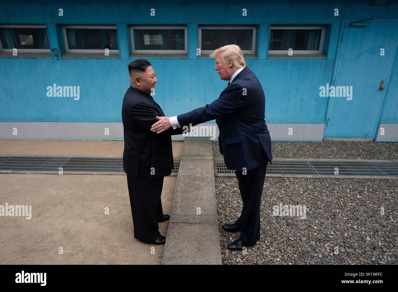 Panmunjom, Südkorea. . 30. Juni, 2019. Us-Präsident Donald Trump und nordkoreanischen Führer Kim Jong Un schütteln sich die Hände, als sie an der Grenze in der demilitarisierten Zone Juni 30, 2019 in Panmunjom, Südkorea. Credit: Planetpix/Alamy leben Nachrichten Stockfoto