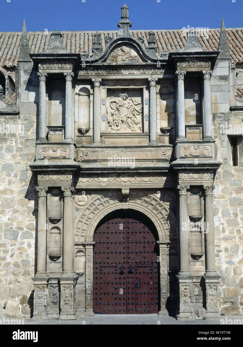 PLATERESCA PORTADA DE LA IGLESIA DE SAN JUAN BAUTISTA DE Hinojosa del Duque CONOCIDA COMO LA CATEDRAL DE LA SIERRA - SIGLO XVI. Autor: HERNAN RUIZ EL VIEJO. Lage: IGLESIA DE SAN JUAN BAUTISTA. HINOJOSA del Duque. CORDOBA. Spanien. Stockfoto