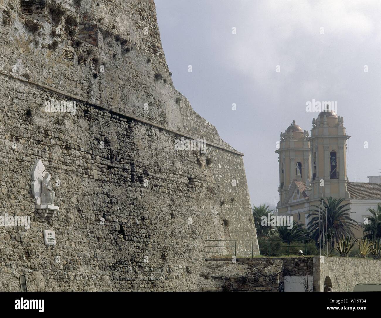 MURALLA ECHTEN CON IMAGEN DE LA PATRONA Y TORRE DE LA CATEDRAL. Lage: MURALLAS REALES. Spanien. VIRGEN DE AFRIKA. Stockfoto