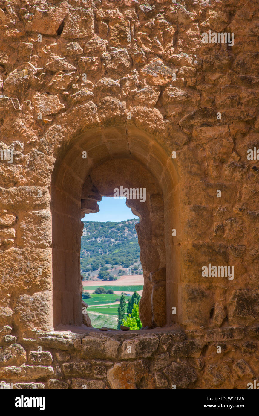 Landschaft Blick durch ein Fenster in der Mauer. Palazuelos, Provinz Guadalajara, Kastilien-La Mancha, Spanien. Stockfoto