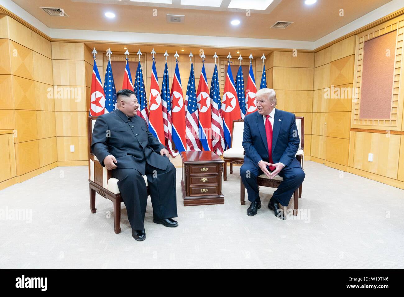 Panmunjom, Südkorea. . 30. Juni, 2019. Us-Präsident Donald Trump und nordkoreanischen Führer Kim Jong Un zusammen sitzen während eines bilateralen Treffens in Freedom House über die Grenze der Demilitarisierten Zone Juni 30, 2019 in Panmunjom, Südkorea. Credit: Planetpix/Alamy leben Nachrichten Stockfoto