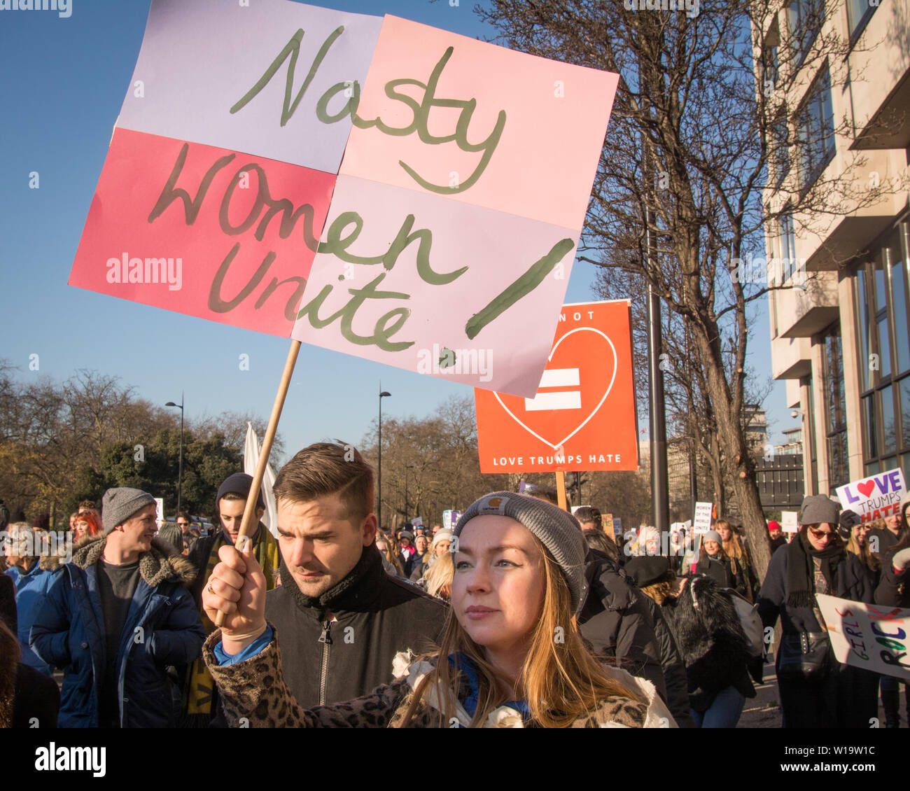 Frauen März, London, UK, 21. Januar 2017. Frauen und Männer auf die Straße, in London am Tag nach der Amtseinführung von Präsident Donald Trump zu protestieren. Bis zu 10.000 nahmen an London als Frauen weltweit den Tag marschieren in einem Akt der internationalen Solidarität gekennzeichnet. Viele durchgeführt Plakate verweisen auf Aussagen von Donald Trump, als von vielen als anti-Frauen oder anderweitig anstößig. Stockfoto