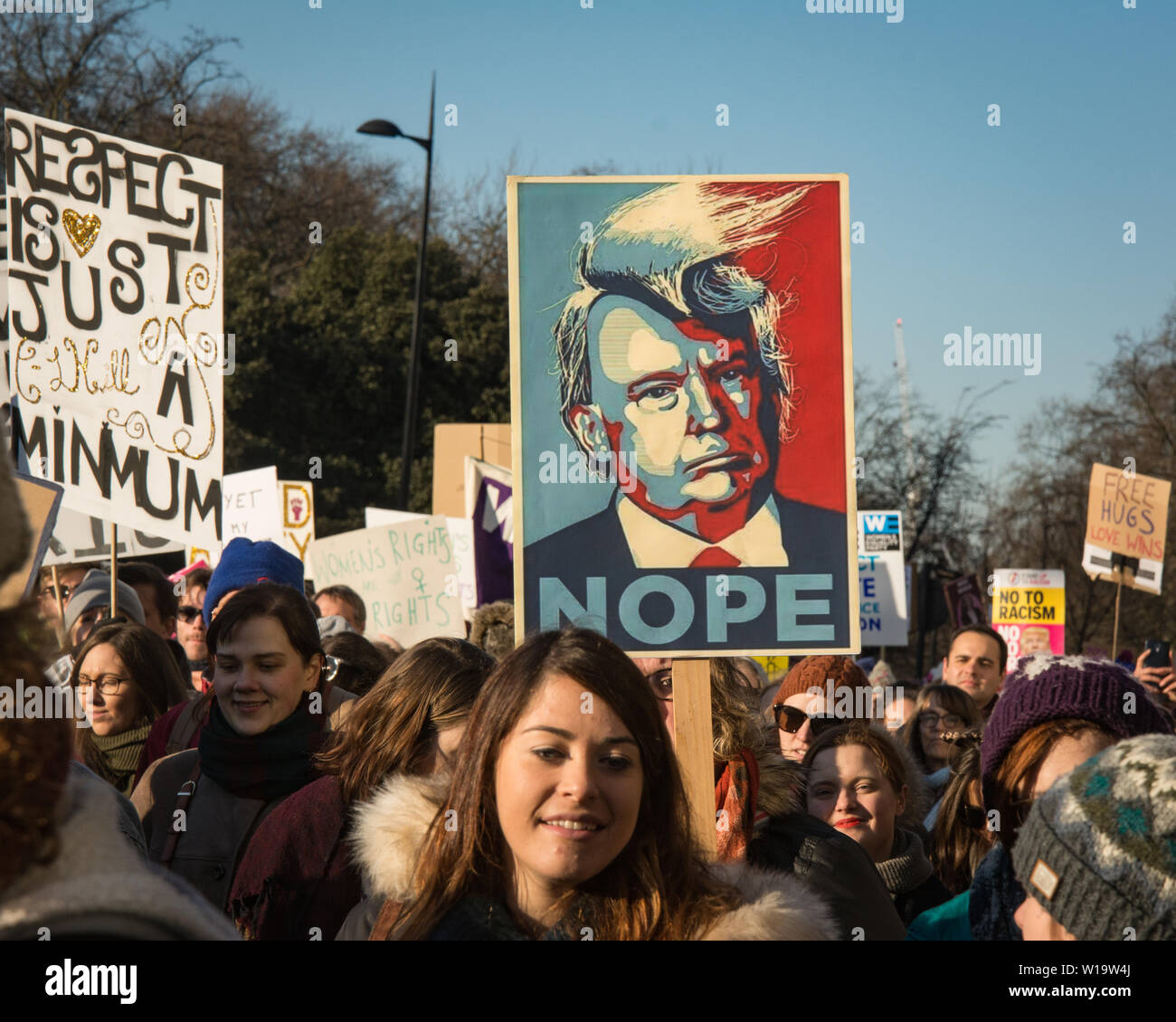 Frauen März, London, UK, 21. Januar 2017. eine Plakette, die auf der legendären Obama "Hoffnung" zu den Präsidentschaftswahlen Plakat zeigen Donald Trump combover weht im Wind mit dem Wort 'Nein', während eines Protestes in London am Tag nach der Amtseinführung von Präsident Donald Trump. Bis zu 10.000 nahmen an London als Frauen weltweit den Tag marschieren in einem Akt der internationalen Solidarität gekennzeichnet. Viele durchgeführt Plakate verweisen auf Aussagen von Donald Trump, als von vielen als anti-Frauen oder anderweitig anstößig. Stockfoto