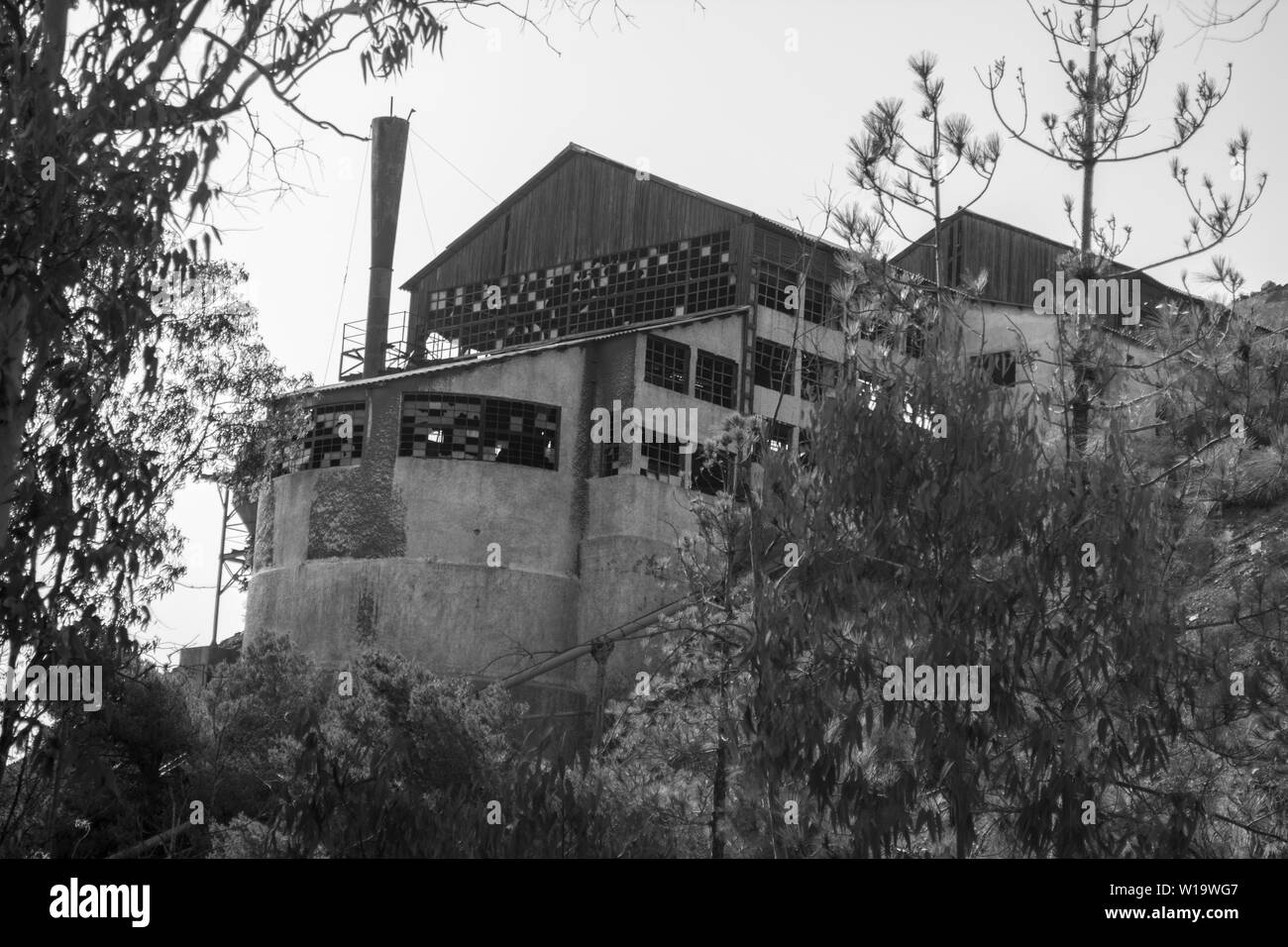 Stillgelegtes Bergwerk in der Stadt Portman in Murcia, Spanien Stockfoto