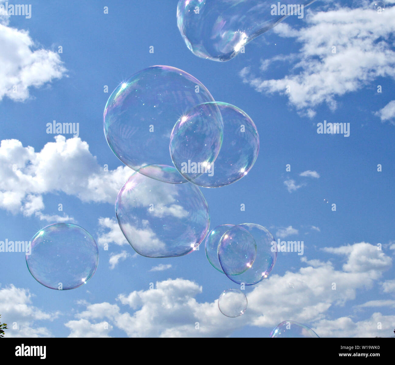 Große transparente Blase fliegen in einem bewölkten Himmel Stockfoto
