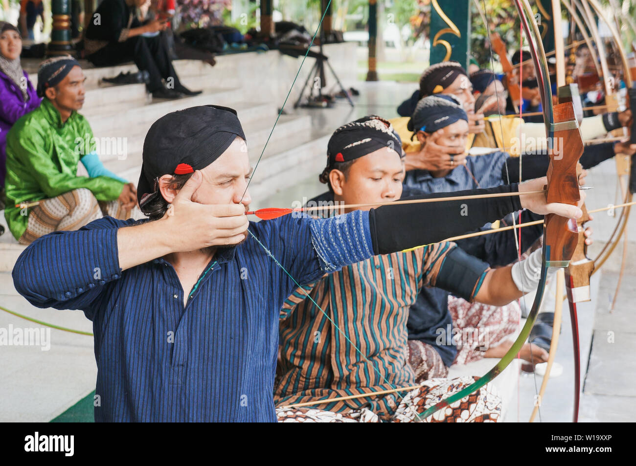 Javanisch üben Jemparingan, Traditionelles Bogenschießen Mataram Königreich von Yogyakarta, Indonesien Stockfoto