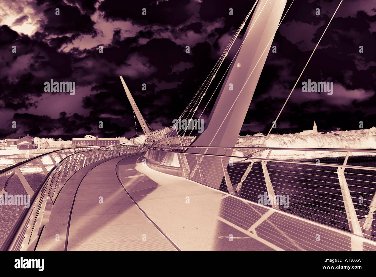 Städtischen Skyline von Derry City (auch genannt) Londonderry in Nordirland mit dem berühmten 'Peace Bridge" (Europa - Nordirland) - Kunst getonten Bild Stockfoto