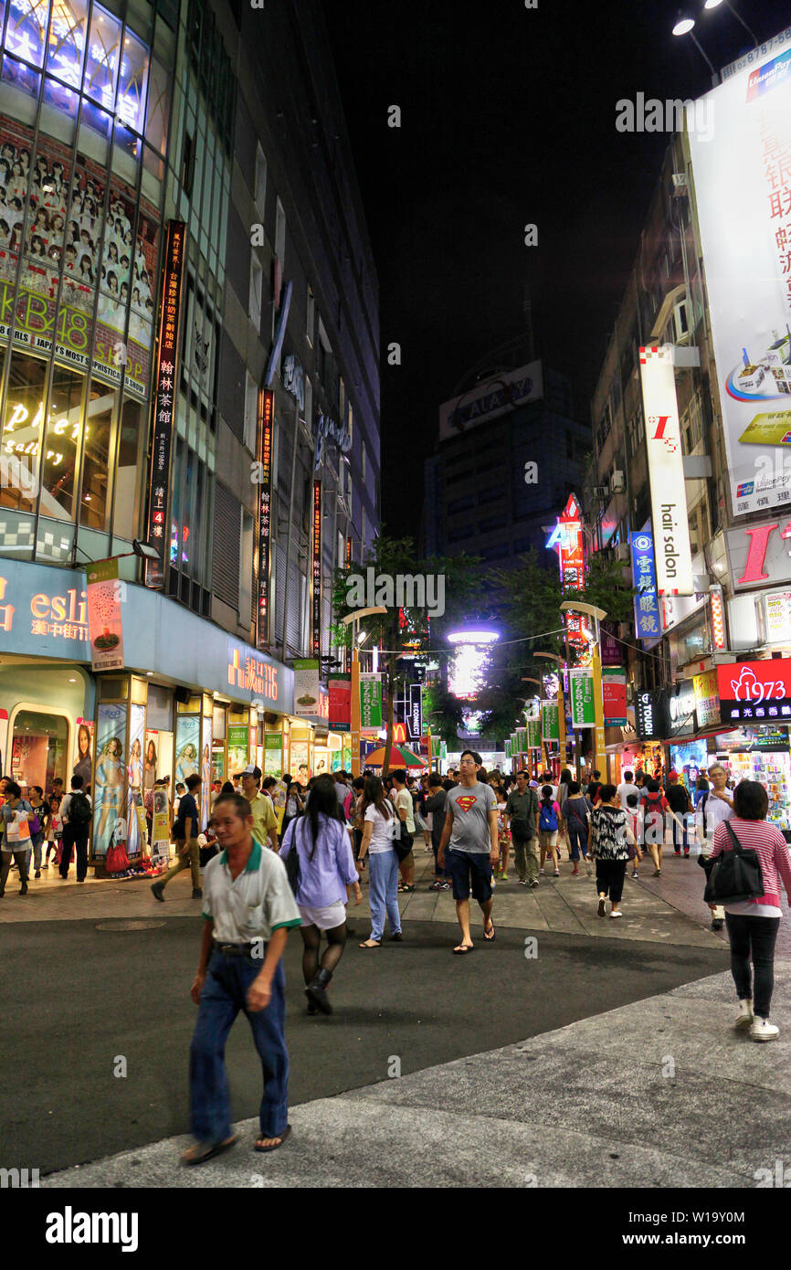 TAIPEI, Taiwan - 15.JULI 2013: Nacht Besucher in Taipeh Jugend Einkaufsviertel in Taipei, Taiwan. Taipeh ist die erste und größte Fußgängerzone zo Stockfoto
