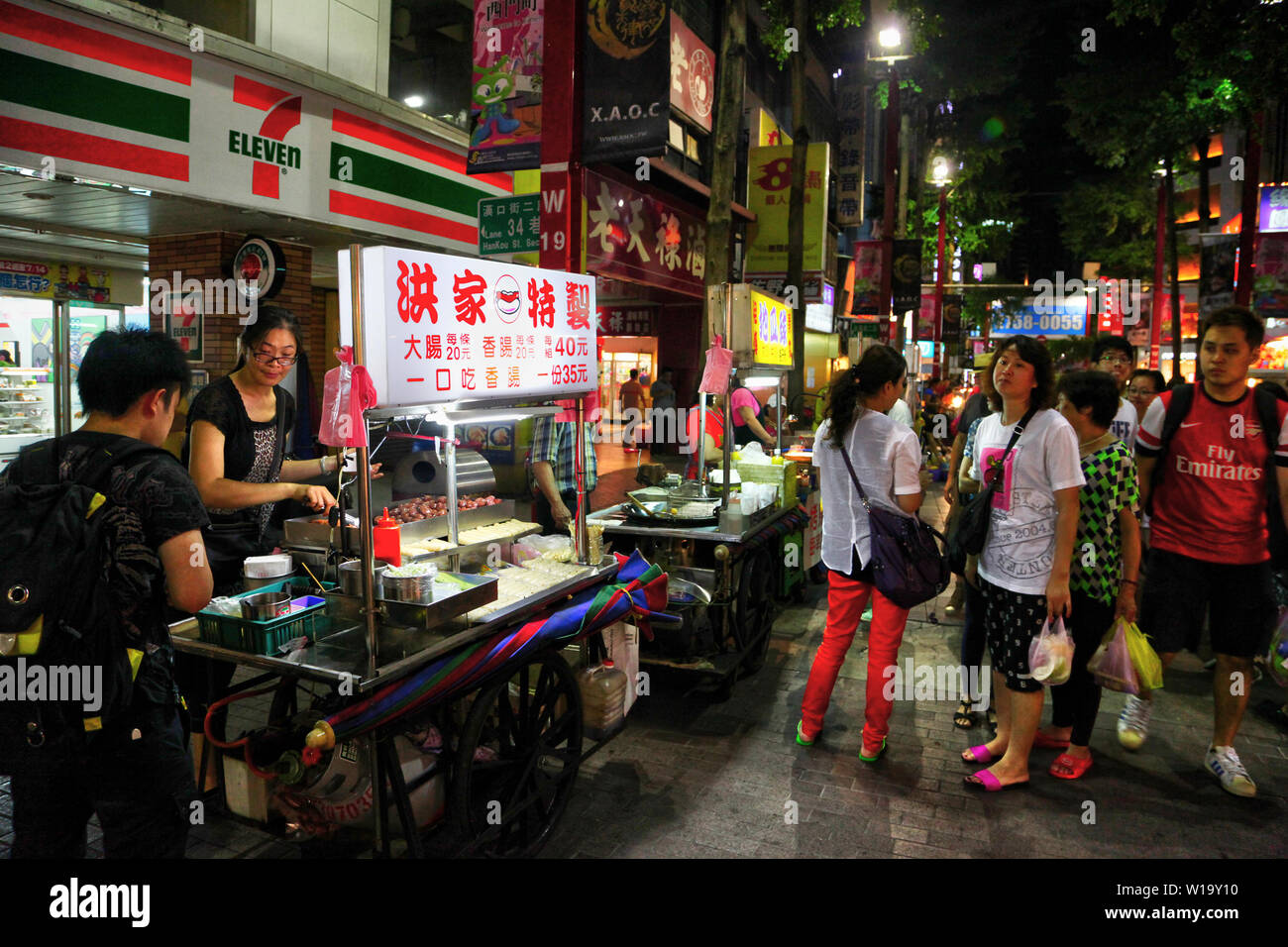 TAIPEI, Taiwan - 15.JULI 2013: Essen Warenkorb Anbieter und Besucher entlang beschäftigte Hankou Street an Taipeh Jugend Einkaufsviertel in Taipei, Taiwan. Ximendi Stockfoto
