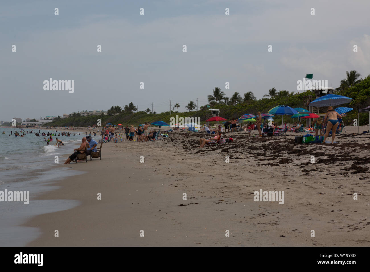 An einem heißen Sommertag am Strand des Atlantischen Ozeans bei Carlin Park in Jupiter, Florida, USA. Stockfoto