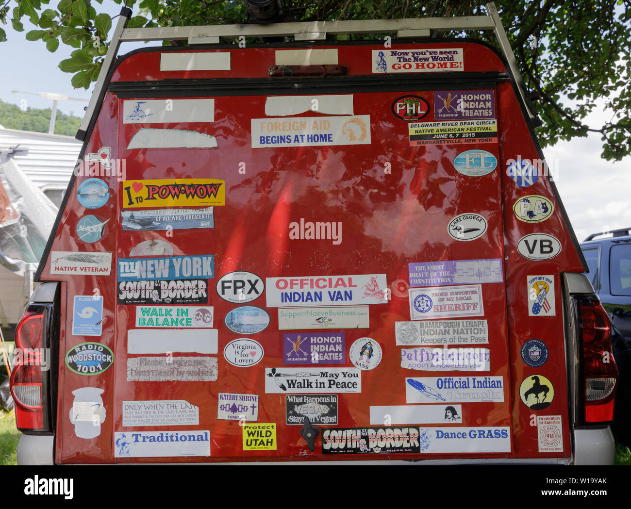 Aufkleber auf. Ein van, Irokesen Festival, Fonda, New York State, USA Stockfoto