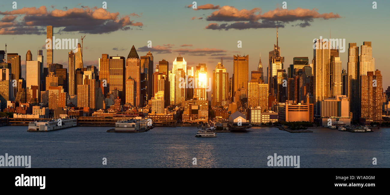 New York City Sonnenuntergang auf Midtown West und die Wolkenkratzer. Panoramablick über die Piers entlang des Hudson River. Manhattan, USA Stockfoto
