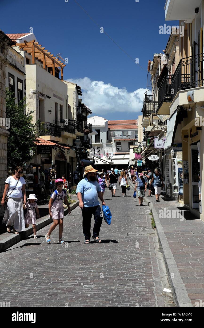 Hauptstraße der Altstadt von Rethymnon mit Menschen Shopping und Sightseeing. Stockfoto