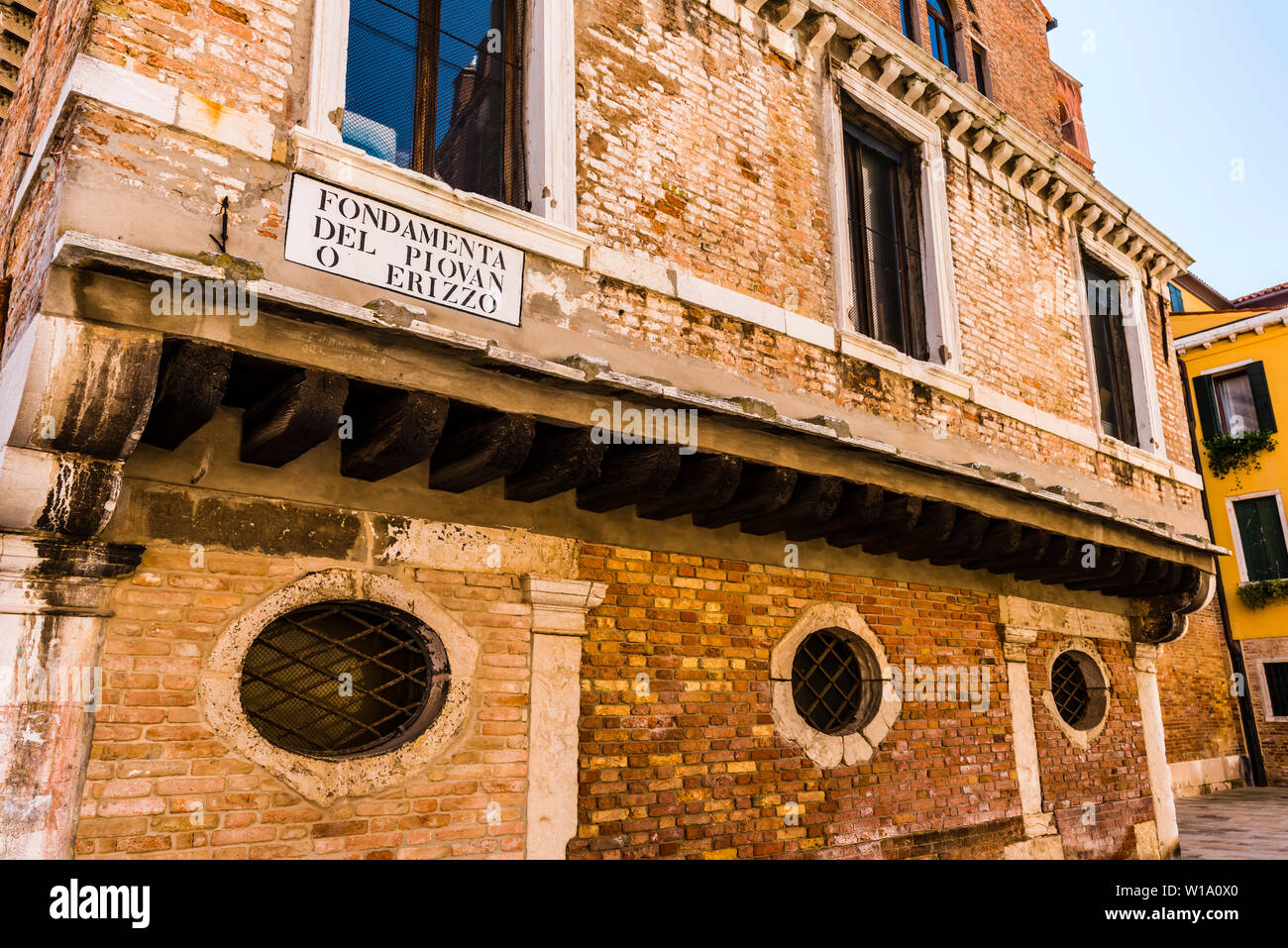 Drei runde Fenster auf einem Gebäude in Venedig, Venetien, Italien Stockfoto