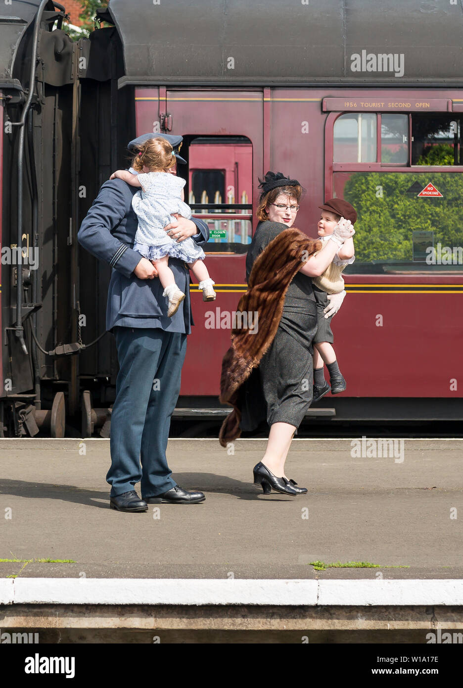 Kidderminster, Großbritannien. 29 Juni, 2019. Severn Valley's Eisenbahn Tep zurück in die 40er Jahre" einen fabelhaften Start dieses Wochenende mit kostümierten Re-enactors ihren Part spielen, eine authentische Rekonstruktion der Kriegszeit Großbritannien. Menschen, die in den vierziger Jahren Mode gekleidet, auf der Plattform neben einer alten Eisenbahn warten, bereit, die anreisen, vintage Dampfzug zu. Quelle: Lee Hudson Stockfoto