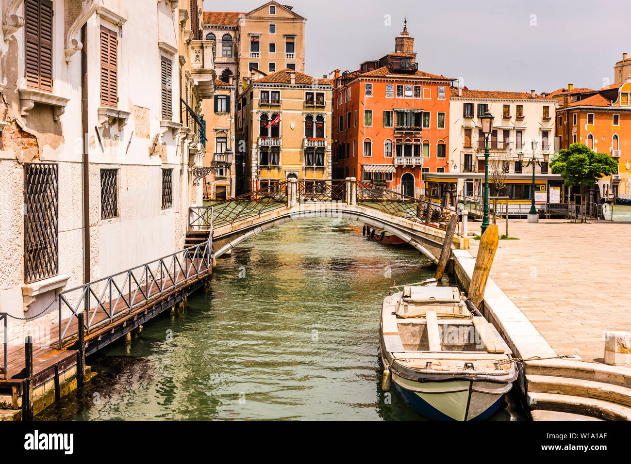 Bogenbrücke am Grand Canal in Venedig, Venetien, Italien Stockfoto